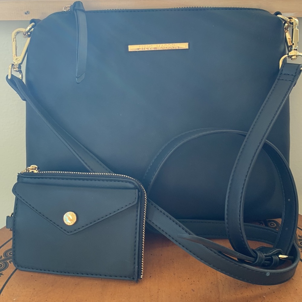 STEVE MADDEN PURSE, CROSSOVER, Zipper and matching wallet.  9”h x11”w.